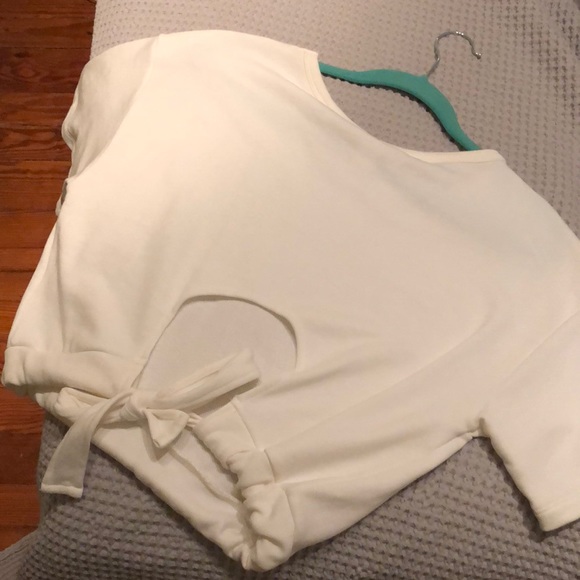 H&M Tops - NWOT Cropped Sweatshirt